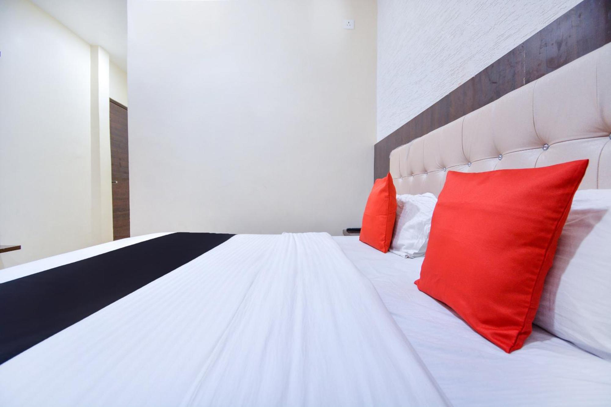 Capital O Moments Inn Amritsar Ngoại thất bức ảnh