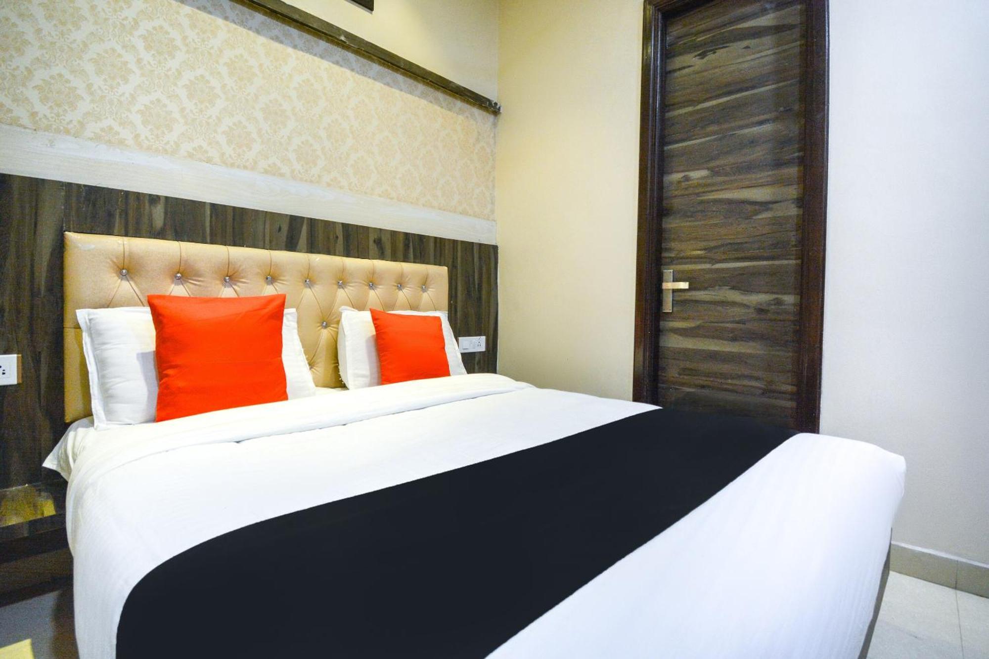 Capital O Moments Inn Amritsar Ngoại thất bức ảnh