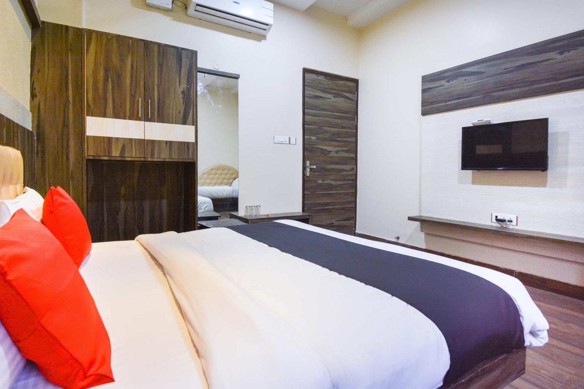 Capital O Moments Inn Amritsar Ngoại thất bức ảnh